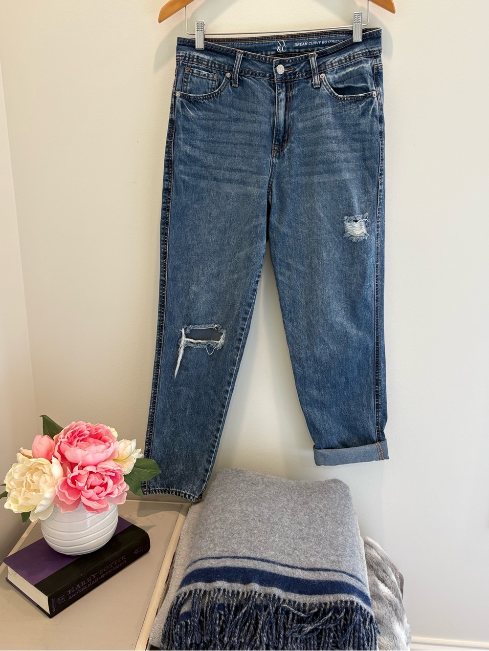 Women’sNew York & Company Distressed Boyfriend Jeans in Medium Blue Wash